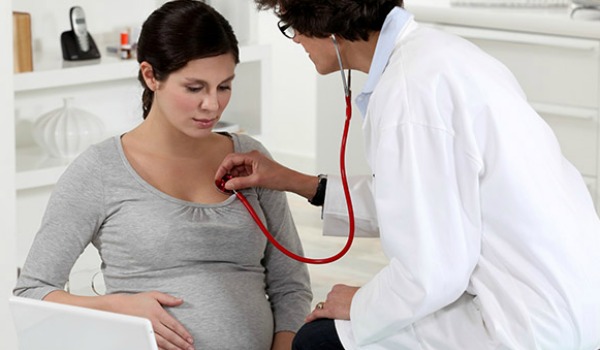 В чем опасность пневмонии при беременности?